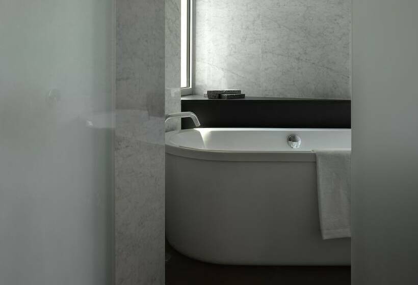 سوئیت جونیور با چشم‌انداز, Romeo Napoli