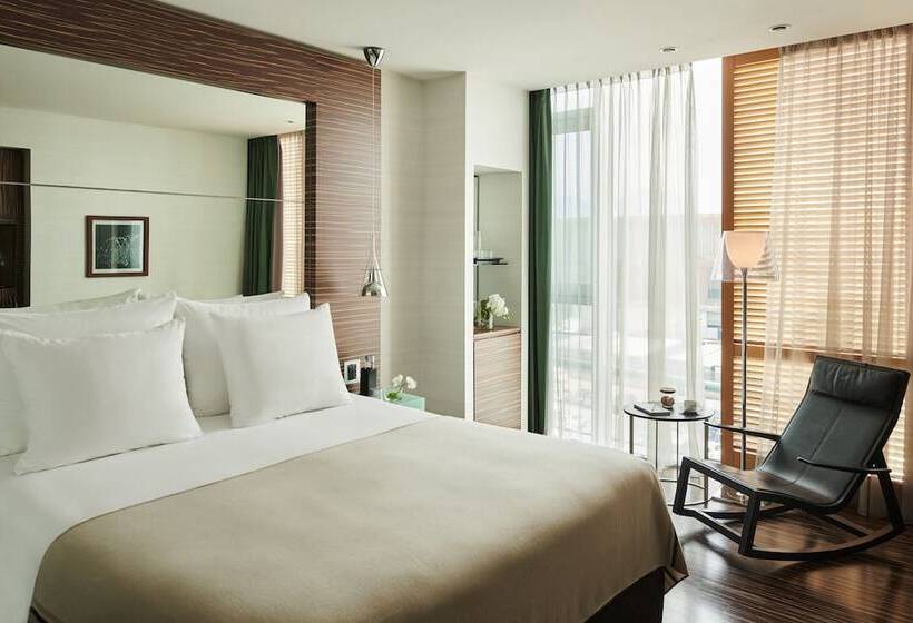 اتاق لوکس, Romeo Napoli