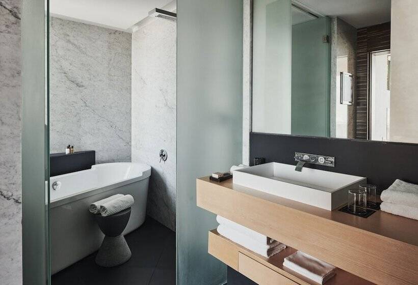 سوئیت جونیور با چشم‌انداز, Romeo Napoli