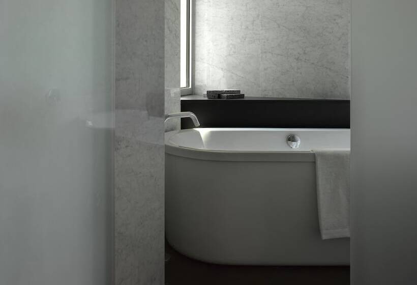 سوئیت با چشم‌انداز, Romeo Napoli