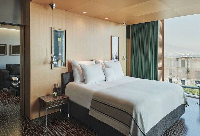 سوئیت با چشم‌انداز, Romeo Napoli