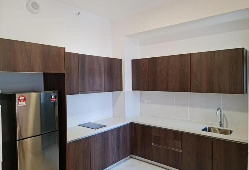 Suite Familiar, Zulanie Suite Troika Residence, Spacious And Cozy With Pool, Free Wifi & Netflix In Golden Triangle