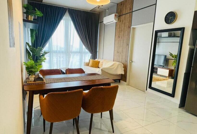 Suite Deluxe Pat King, Zulanie Suite Troika Residence, Spacious And Cozy With Pool, Free Wifi & Netflix In Golden Triangle