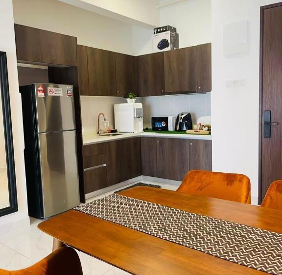 Suite Deluxe Pat King, Zulanie Suite Troika Residence, Spacious And Cozy With Pool, Free Wifi & Netflix In Golden Triangle