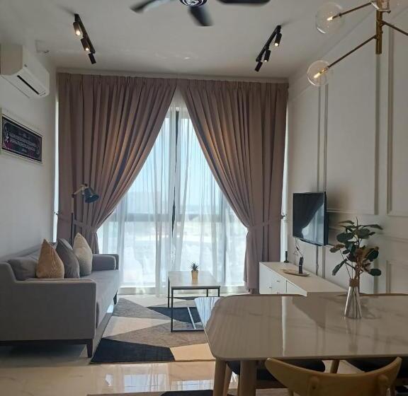 Suite Deluxe, Zulanie Suite Troika Residence, Spacious And Cozy With Pool, Free Wifi & Netflix In Golden Triangle