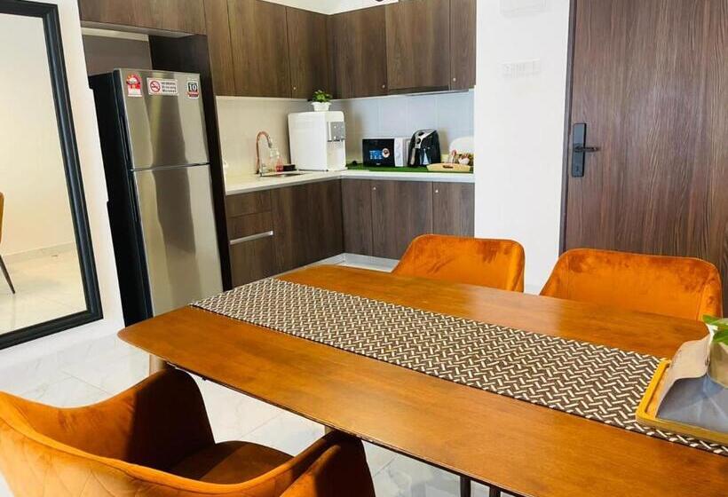 디럭스 스위트 킹 침대, Zulanie Suite Troika Residence, Spacious And Cozy With Pool, Free Wifi & Netflix In Golden Triangle