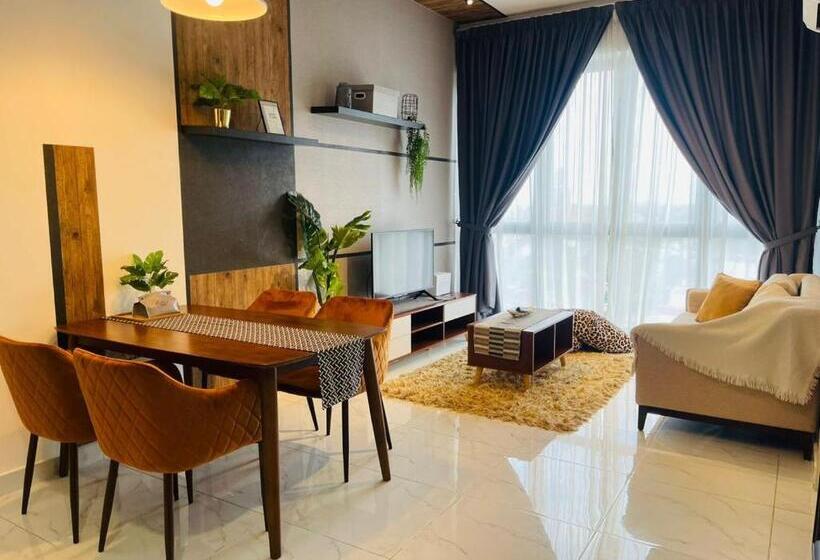 Suite Deluxe Pat King, Zulanie Suite Troika Residence, Spacious And Cozy With Pool, Free Wifi & Netflix In Golden Triangle