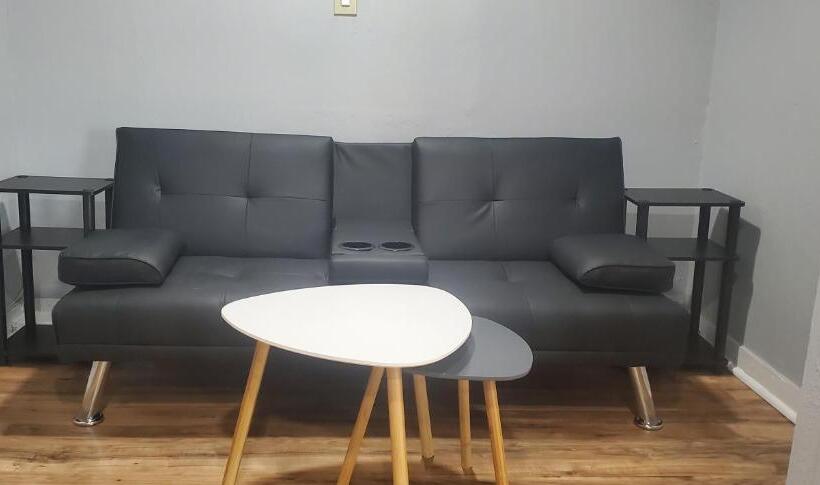 اتاق لوکس, Travelers Inn