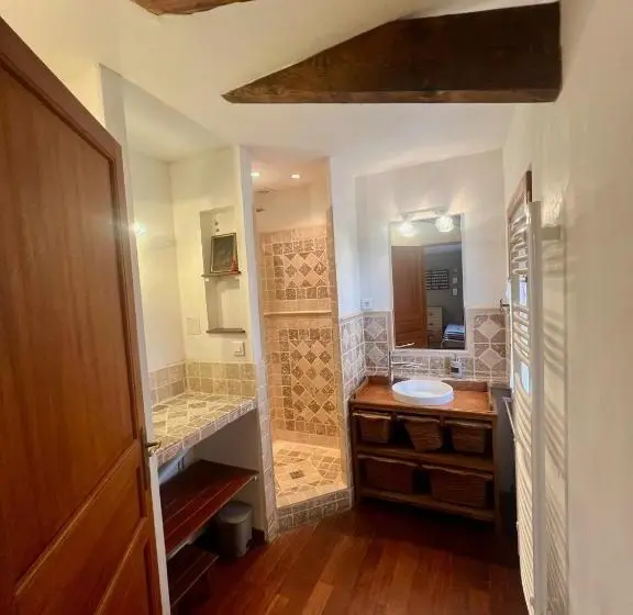 Comfort Kolmen Hengen Huone, Les Garennes
