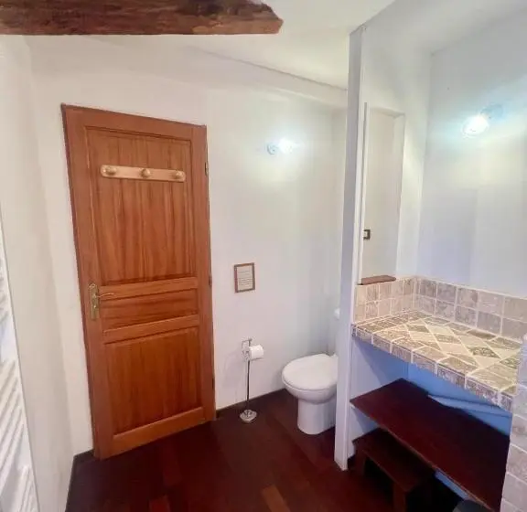Comfort Kolmen Hengen Huone, Les Garennes