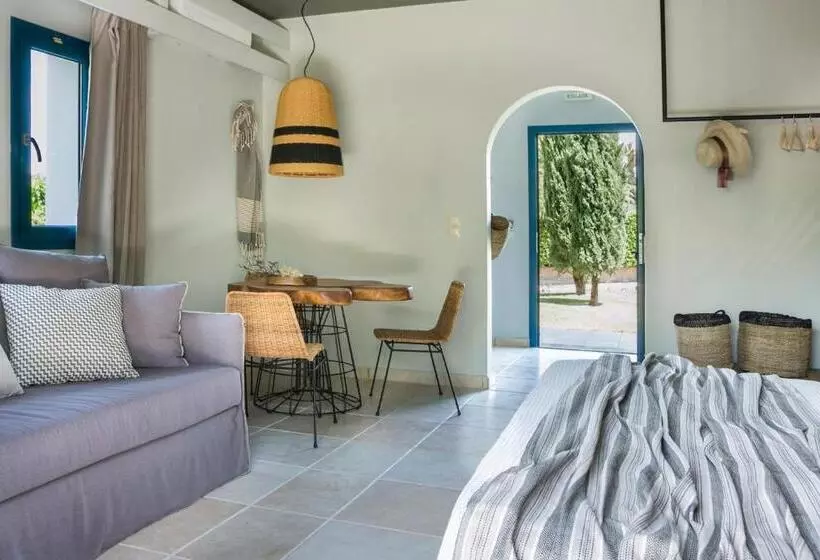 استودیوی لوکس, Avithos Resort