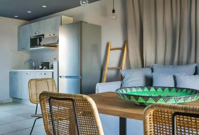 سوییت جونیور, Avithos Resort