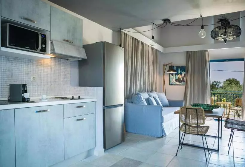 سوییت جونیور, Avithos Resort