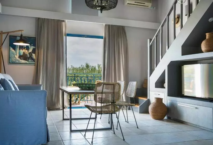 سوییت جونیور, Avithos Resort