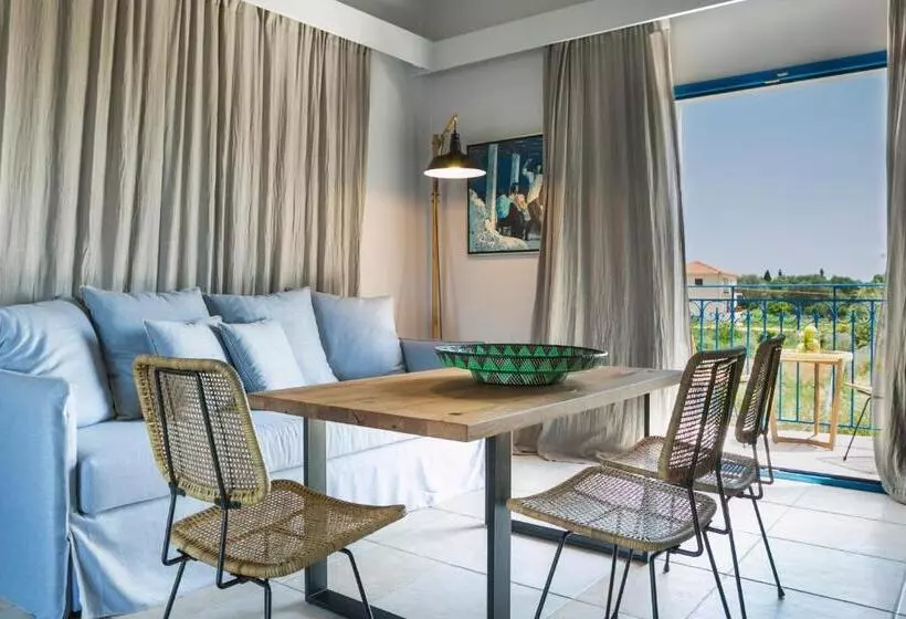 سوییت جونیور, Avithos Resort