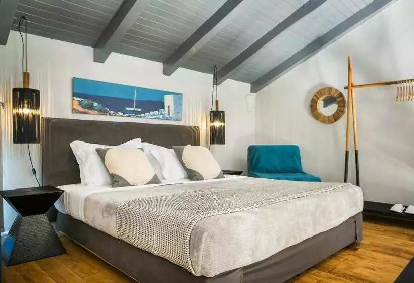 سوییت جونیور, Avithos Resort