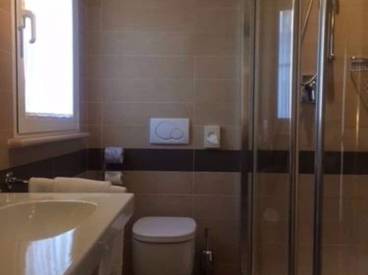 Quarto Estandar Individual, Accademia