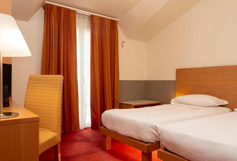 Quarto Estandar, Accademia