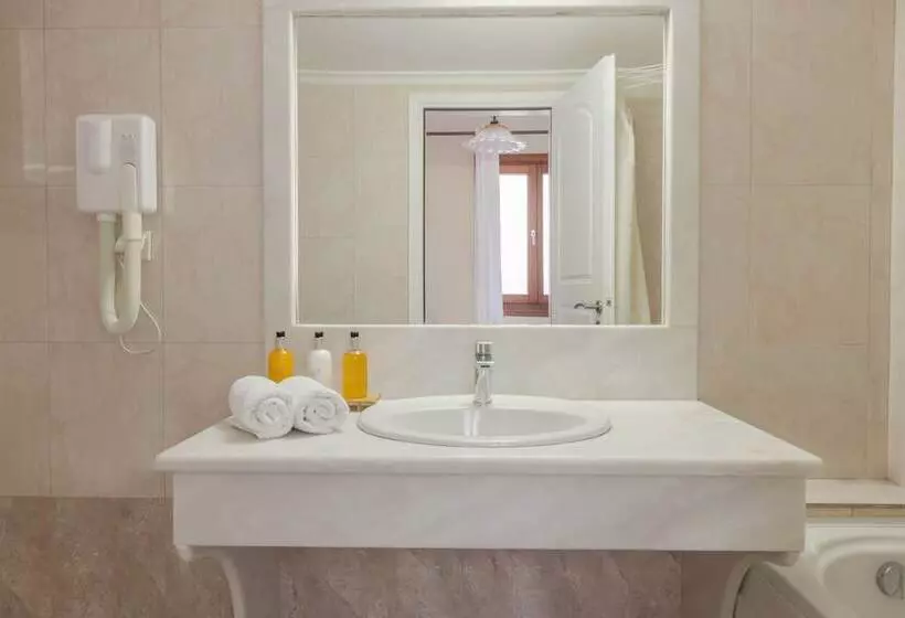 Deluxe Room with Hot Tub