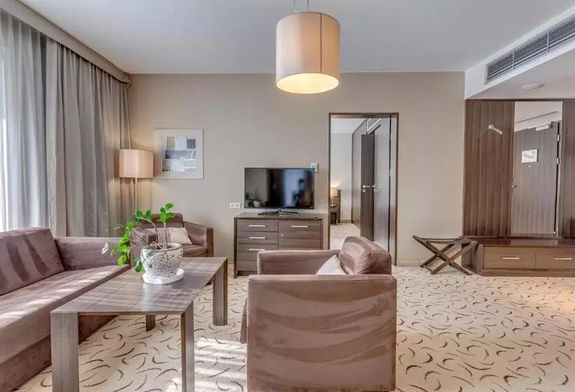 اتاق اجرایی با تخت بزرگ, Holiday Inn Resort Warsaw Józefów, An Ihg