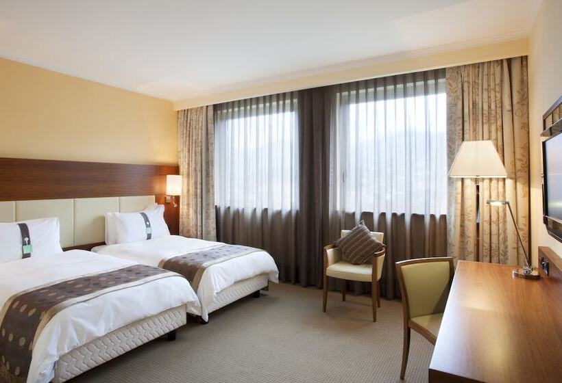 Номер Стандарт Адаптированный для Инвалидов, Holiday Inn Salerno Cava De  Tirreni, An Ihg