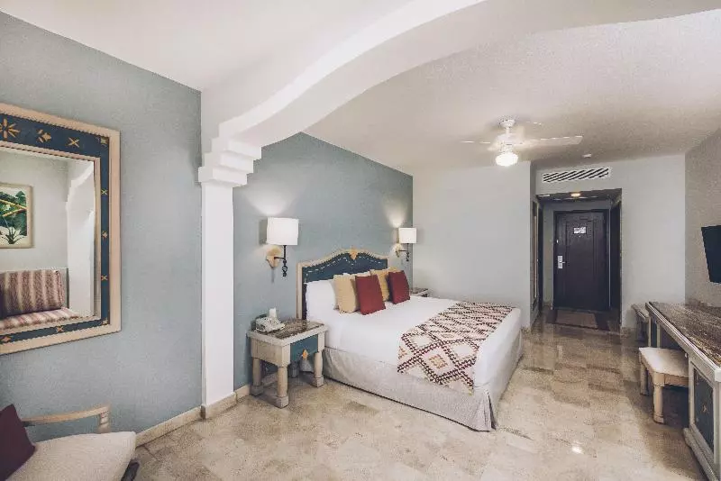 سوییت جونیور با چشم‌انداز دریا, Iberostar Waves Paraíso del Mar