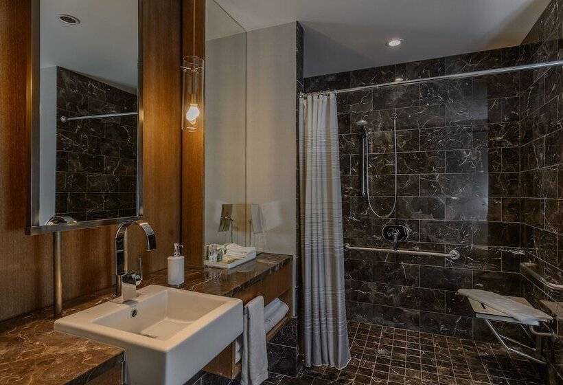 适合残疾人士使用的带超级大床的标准间, Loden Vancouver