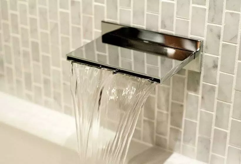 اتاق استاندارد با تخت بزرگ, Loden Vancouver