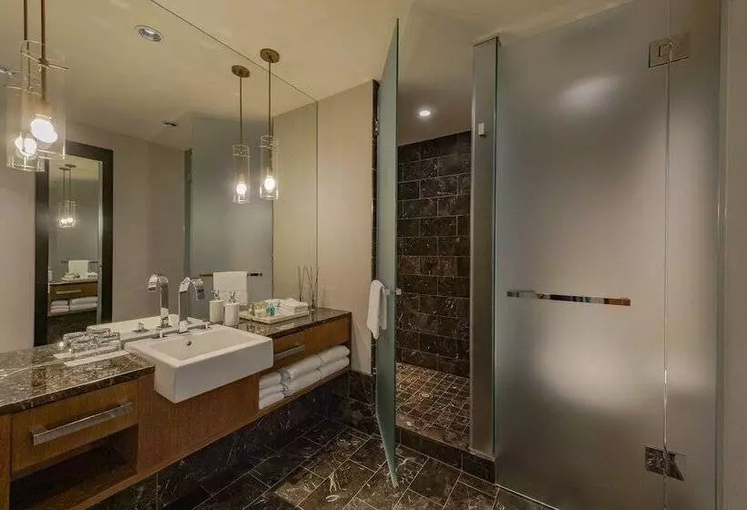 اتاق استاندارد با 2 تخت دوبل, Loden Vancouver