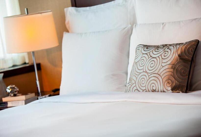 带大床的豪华间, Renaissance Shanghai Zhongshan Park