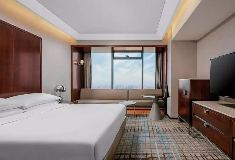 Club Room King Bed, Renaissance Shanghai Zhongshan Park