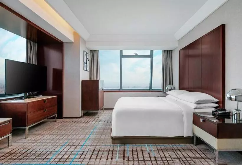 Club Room King Bed, Renaissance Shanghai Zhongshan Park