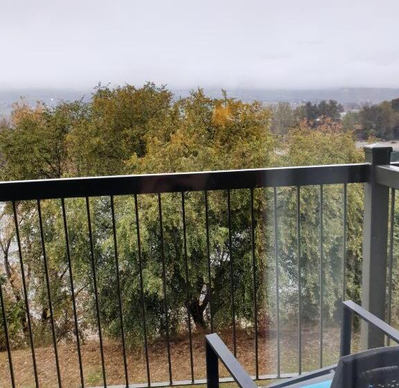 标准间带阳台, Riverland Inn & Suites