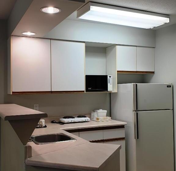 带阳台的三人标准间, Riverland Inn & Suites