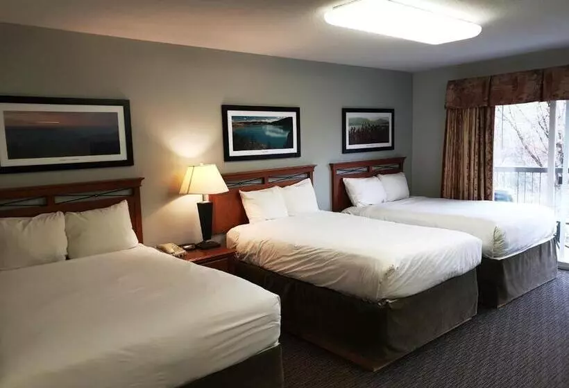 اتاق استاندارد سه تخته با بالکن, Riverland Inn & Suites