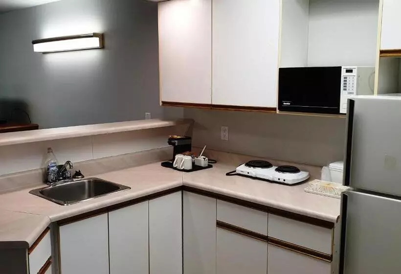 اتاق استاندارد سه تخته با بالکن, Riverland Inn & Suites