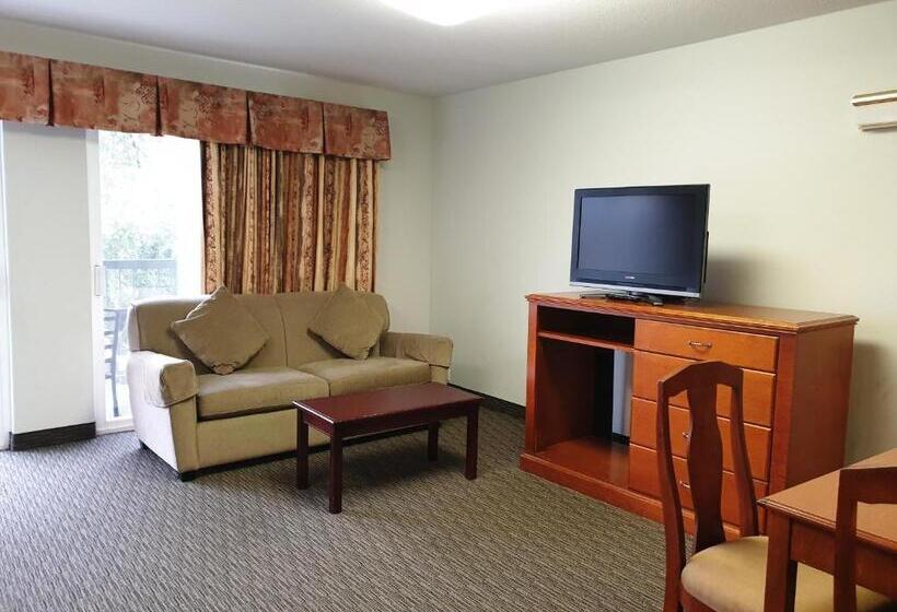 带阳台的三人标准间, Riverland Inn & Suites