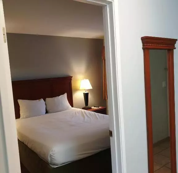 سوئیت با بالکن, Riverland Inn & Suites