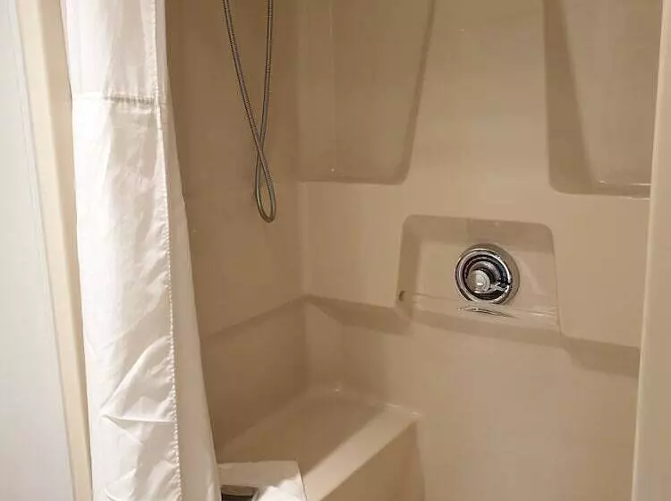 سوئیت با چشمانداز رودخانه, Riverland Inn & Suites