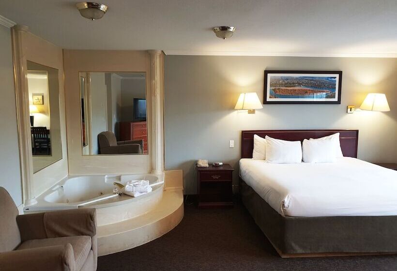 带河湖景观的套房, Riverland Inn & Suites