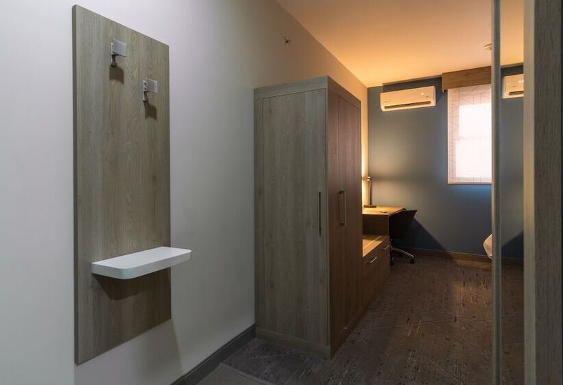 带2个双人床的标准工作室, Holiday Inn Express Morelia Centro Historico