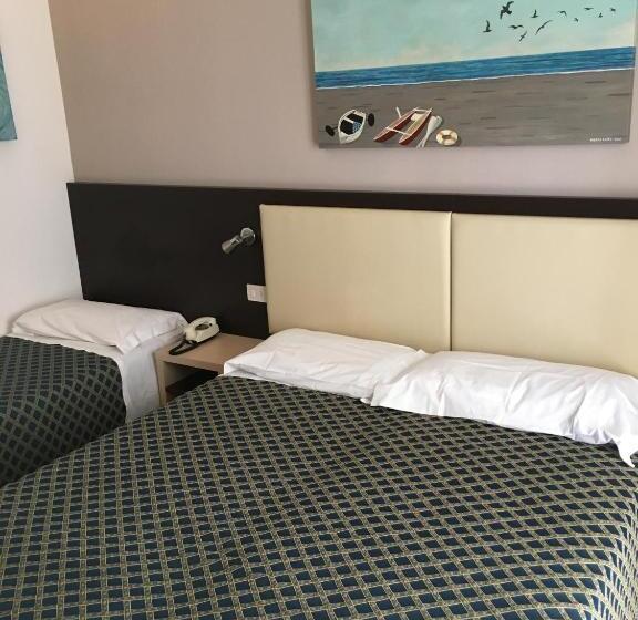 Pokój Standard Trzyosobowy, Rudy Cervia