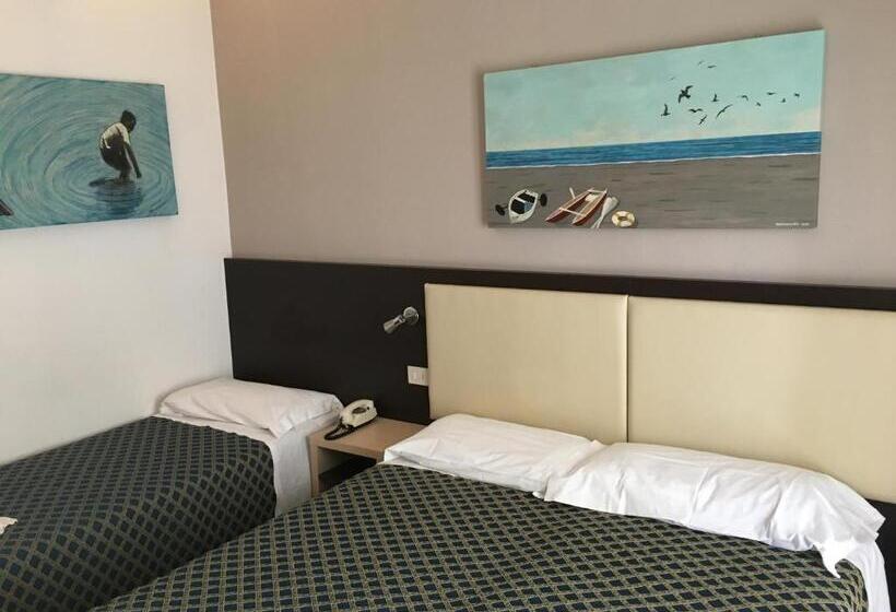 Pokój Standard Trzyosobowy, Rudy Cervia