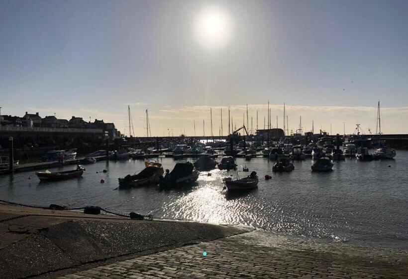 Cameră Familiară, Salt On The Harbour