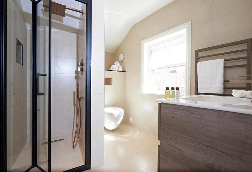 デラックススイート, Valentino S Restaurant With Rooms