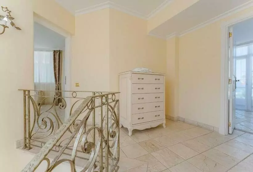 سوئیت رویال, Flamingo Suites Boutique
