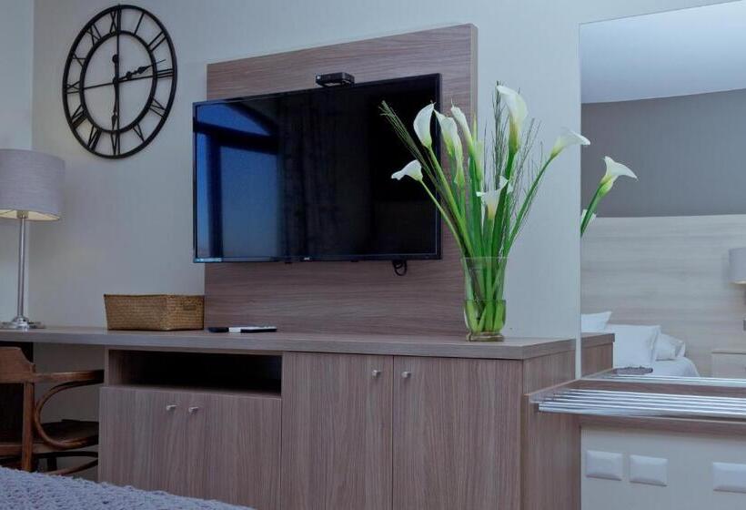 غرفة تنفيذية, Y Cabañas Campanario