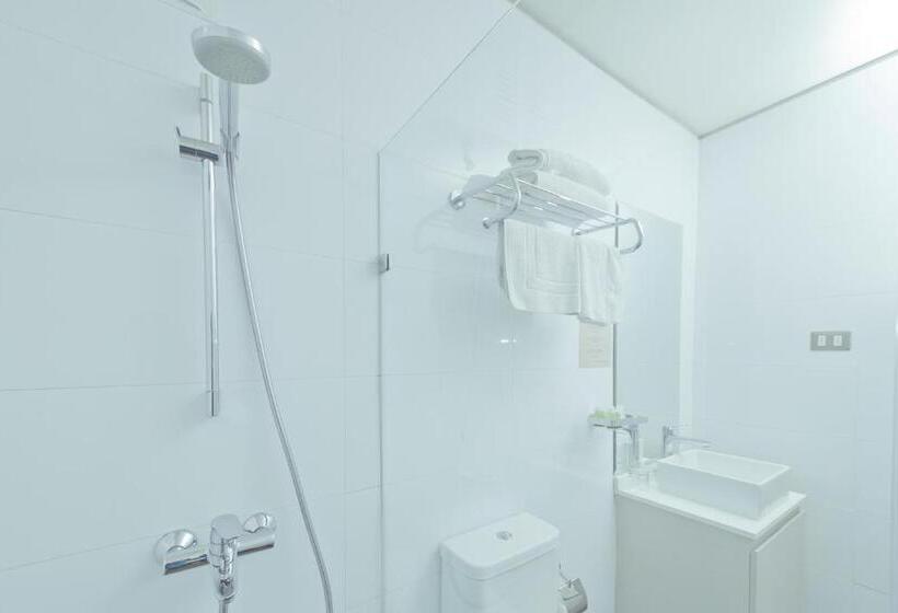 غرفة تنفيذية, Y Cabañas Campanario