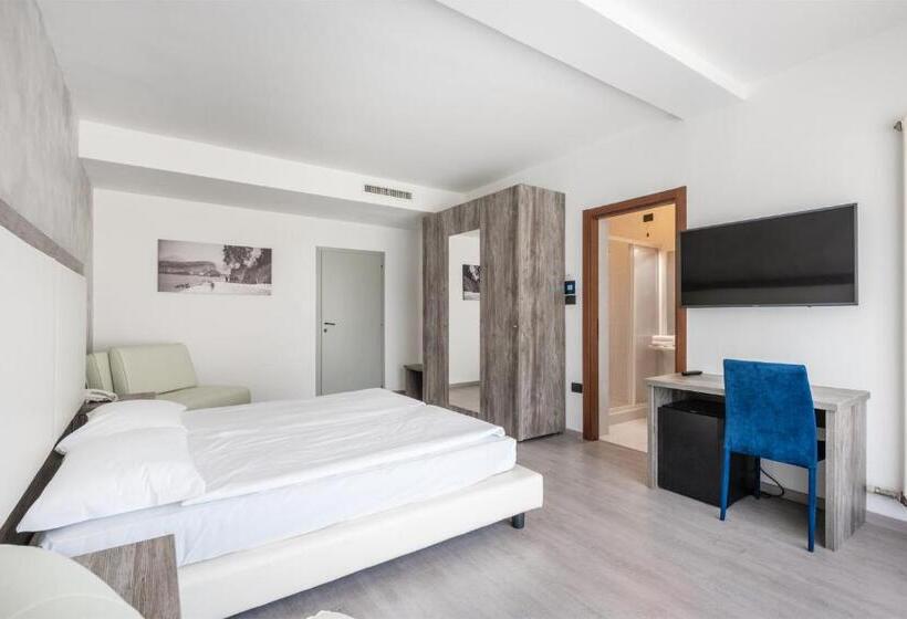Deluxe Neljän Hengen Huone, De Nac