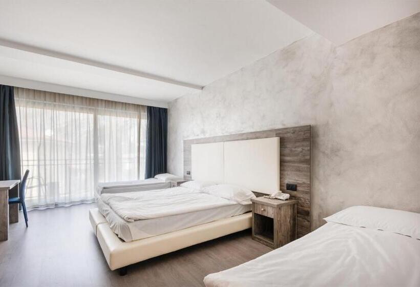 Deluxe Neljän Hengen Huone, De Nac